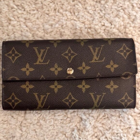 Louis Vuitton Handbags - Louis Vuitton Sarah Wallet - EUC